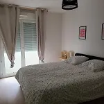 アパート With Air Conditioning, Private Parking, Balcony,
