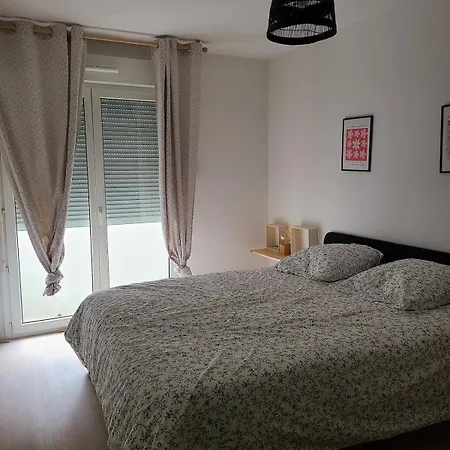 アパート With Air Conditioning, Private Parking, Balcony,