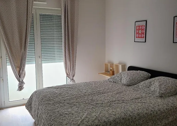Lägenhet With Air Conditioning, Private Parking, Balcony,